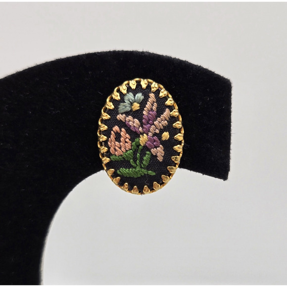 Vintage Petit Point Earrings Floral Needlepoint Goldtone Clip Ons Dainty Twee - Picture 4 of 12
